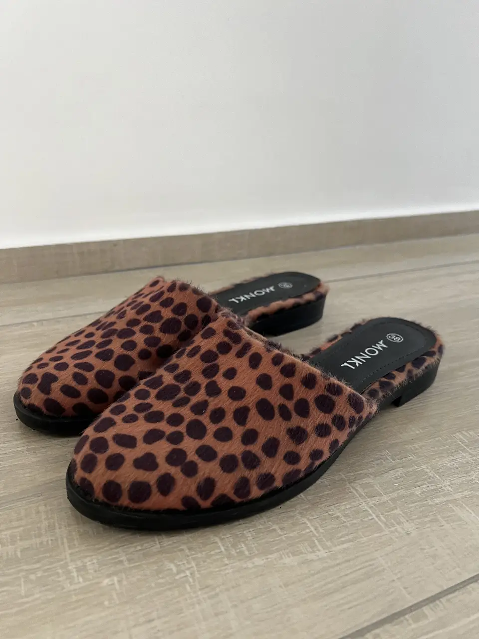 Zuecos de diseño animal print de la marca Monkl. Ideales para estar cómoda en casa con estilo.