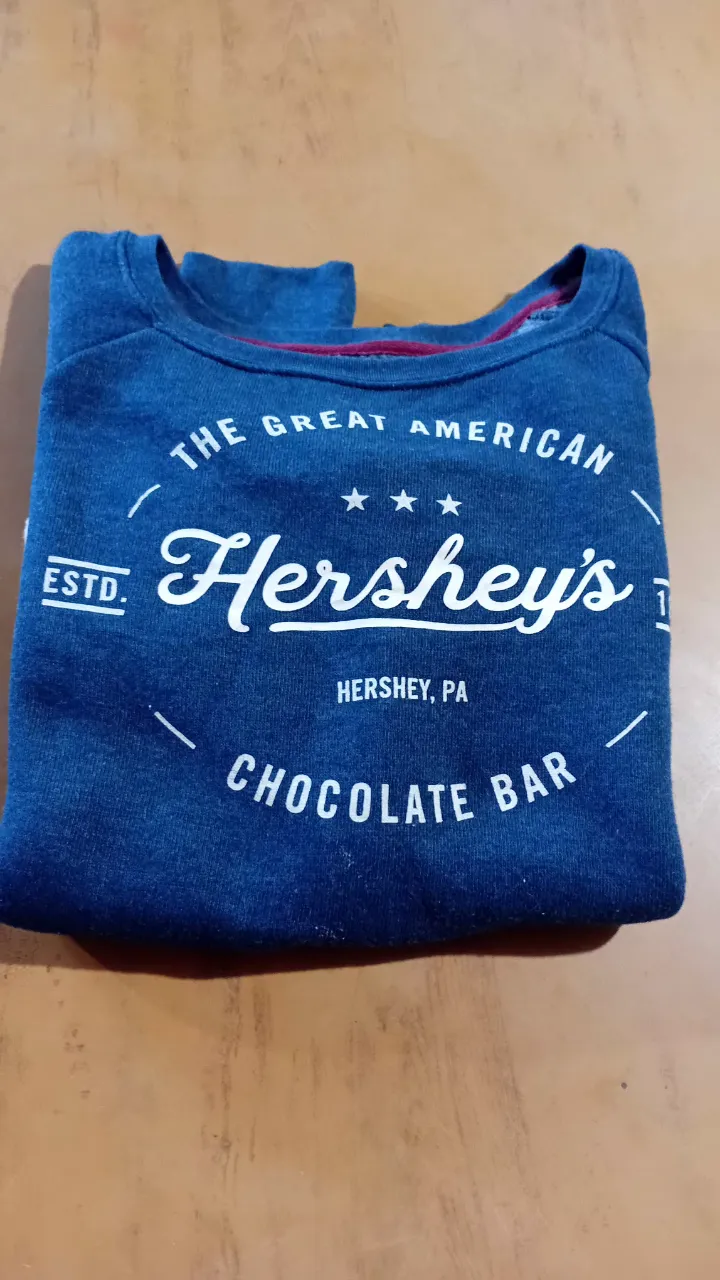 Hermoso buzo crop de Hershey's, ideal para un look casual y divertido. Con un diseño retro y el logo icónico de la marca, es perfecto para combinar con jeans o shorts. ¡Un must-have para las amantes del chocolate y la moda!