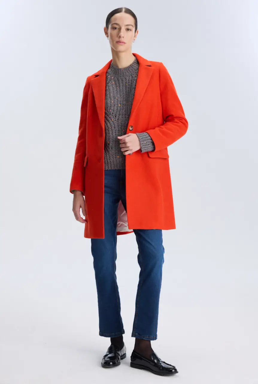 Tapado Clasic Fit. El talle es un Small de la marca que normalmente es amplio y llega hasta un M/L regular. Abrigo de calce recto y clasico. De largo modular por encima de la rodilla. En su interior posee forreria lisa. Su frente con dos botones, su paño velour contiene un 85% lana. Calidad premium.