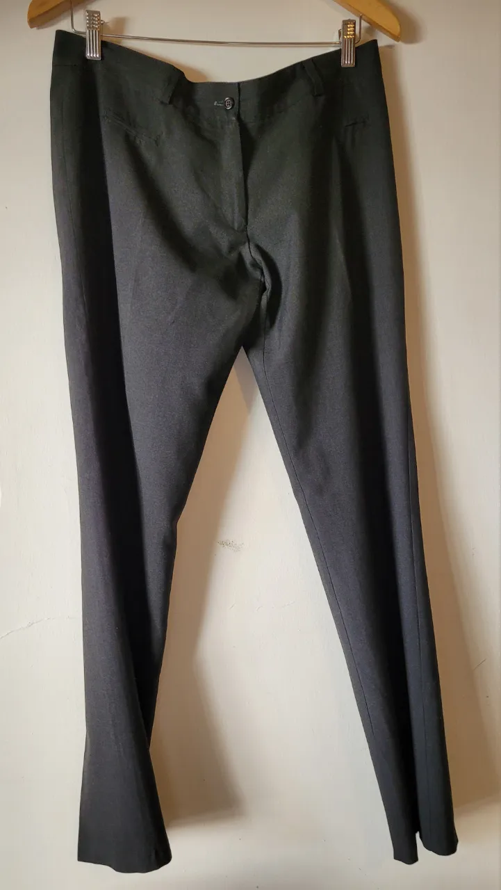 Pantalón de vestir gris oscuro con cierre y un botón. tiro alto . talle 46