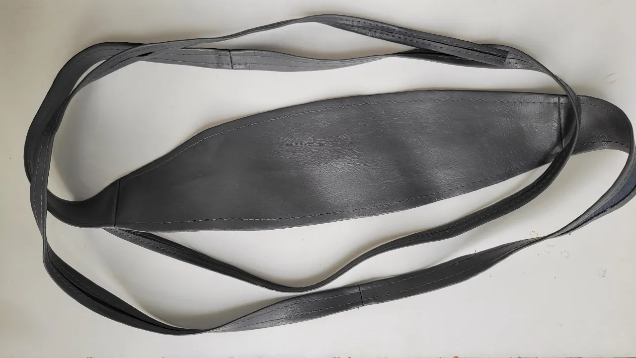 Cinturón de cuero sintetico gris, se amolda a cualquier silueta ya que se anuda con dos tiras largas. Super combinable para realzar tus outfits.