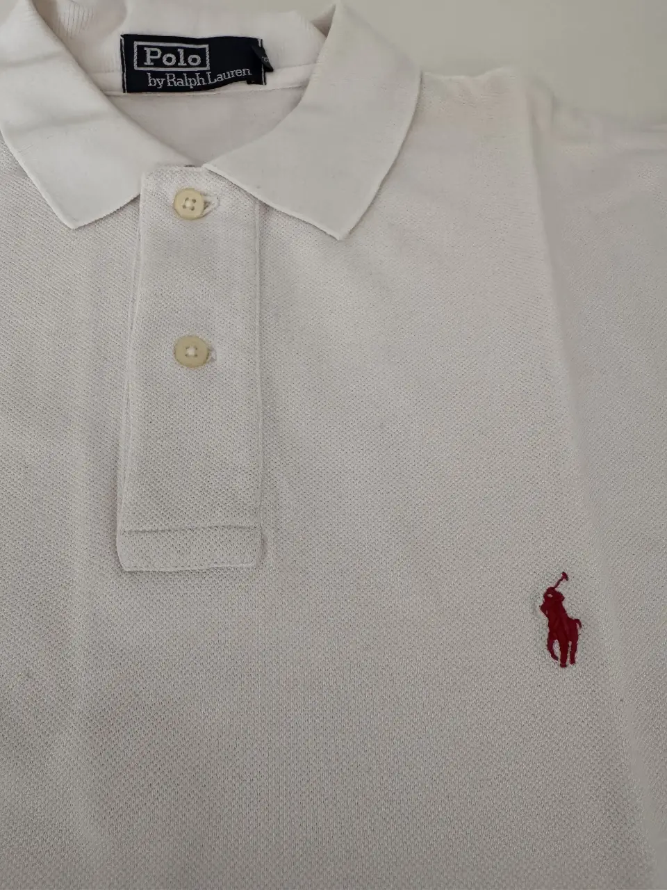 Remera polo blanca de hombre, de la marca Polo by Ralph Lauren. Talle S. Clásica y versátil, ideal para un look casual y elegante.