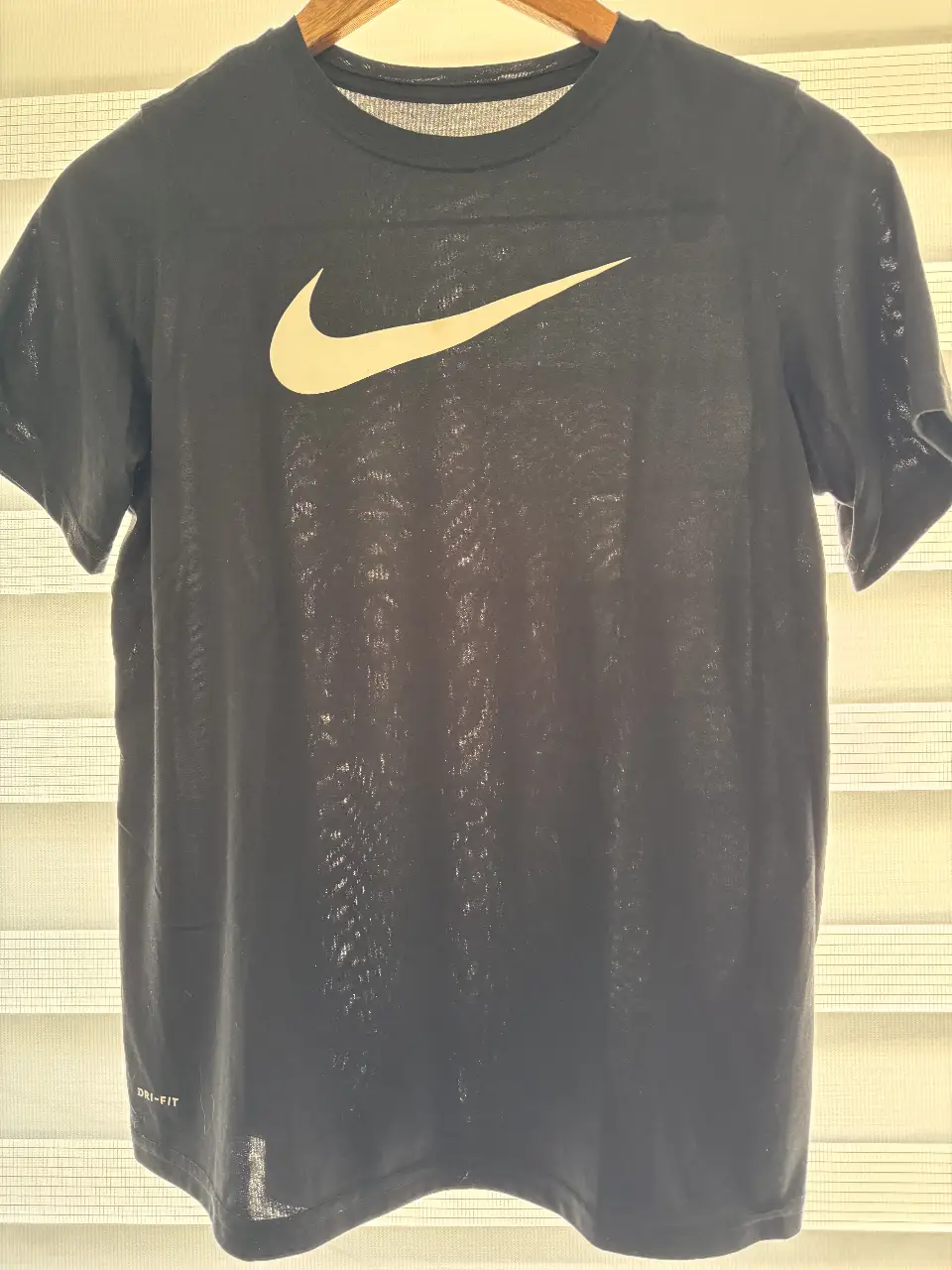 Remera deportiva niño Nike Dri-Fit negra con logo blanco. Talle XL. Ideal para entrenamientos y actividades físicas.