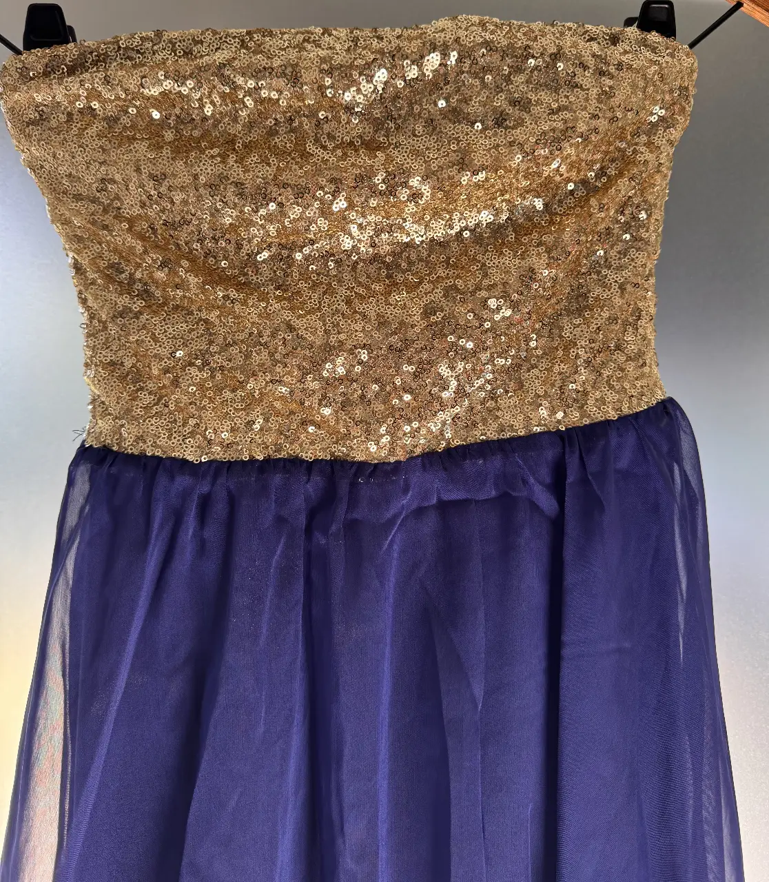 Vestido strapless de fiesta con corpiño dorado con lentejuelas y falda azul con vuelo. Ideal para eventos especiales.