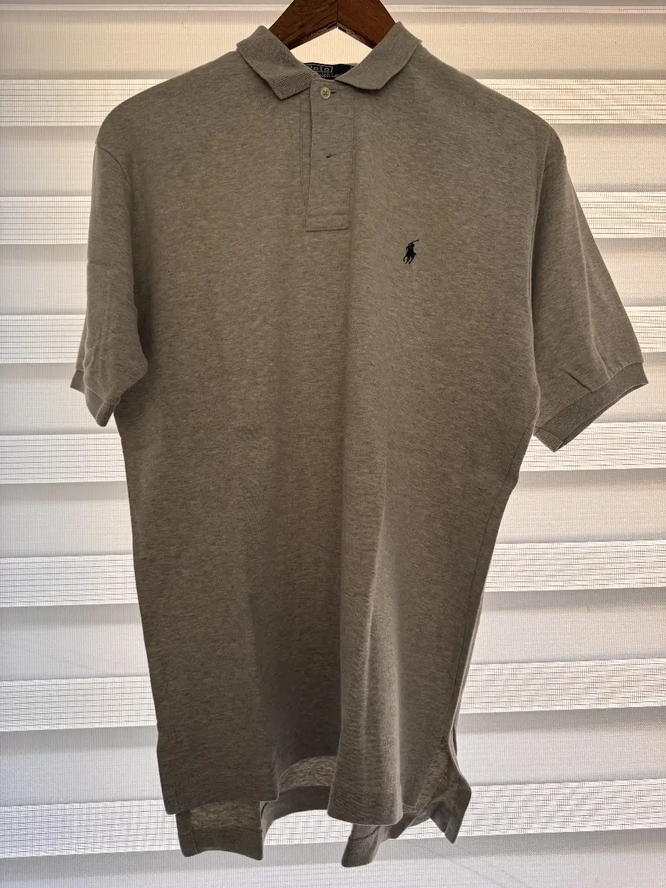 Remera polo gris de hombre, de la marca Polo by Ralph Lauren, talle S. Confeccionada en 100% algodón, ideal para un look casual y cómodo.