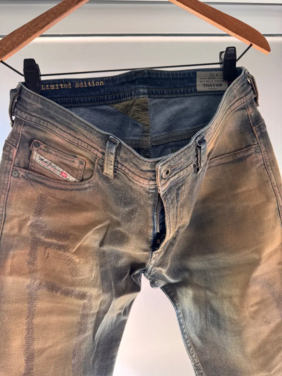 Jeans Diesel Thavar Slim-Skinny Limited Edition, color marrón engomado con detalles desgastados y efecto vintage. Talle W31.