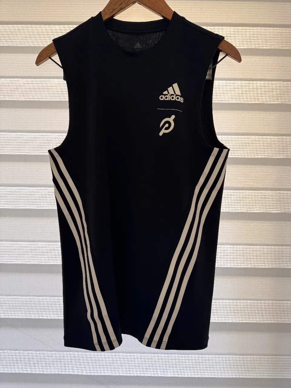 Musculosa deportiva Adidas x Peloton para hombre, de color negro con detalles blancos. Ideal para entrenamientos y actividades físicas. Talle S.
