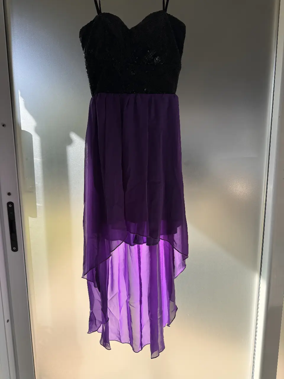 Vestido mini de fiesta con corpiño negro con lentejuelas y falda violeta asimétrica. Talle S, ideal para eventos especiales.