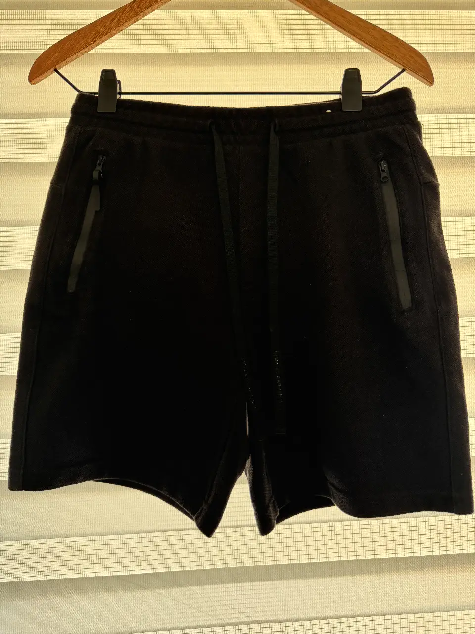 Short deportivo de hombre, color negro, con bolsillos con cierre. Ideal para actividades deportivas o uso casual. Marca Pull&Bear, talle M.