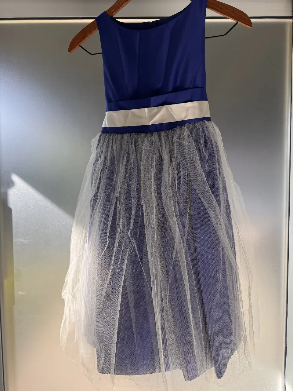 Vestido de fiesta para niña, azul con detalles en blanco y tul. Ideal para eventos especiales. talle 10