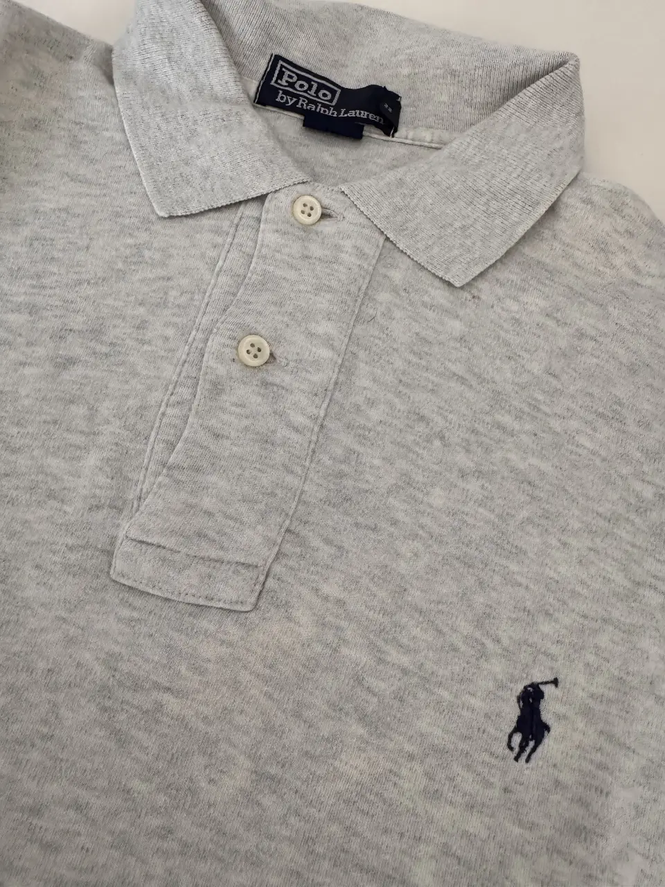 Remera polo gris de hombre, de la marca Polo by Ralph Lauren. Confeccionada en 100% algodón, ideal para un look casual y cómodo. Talle M.