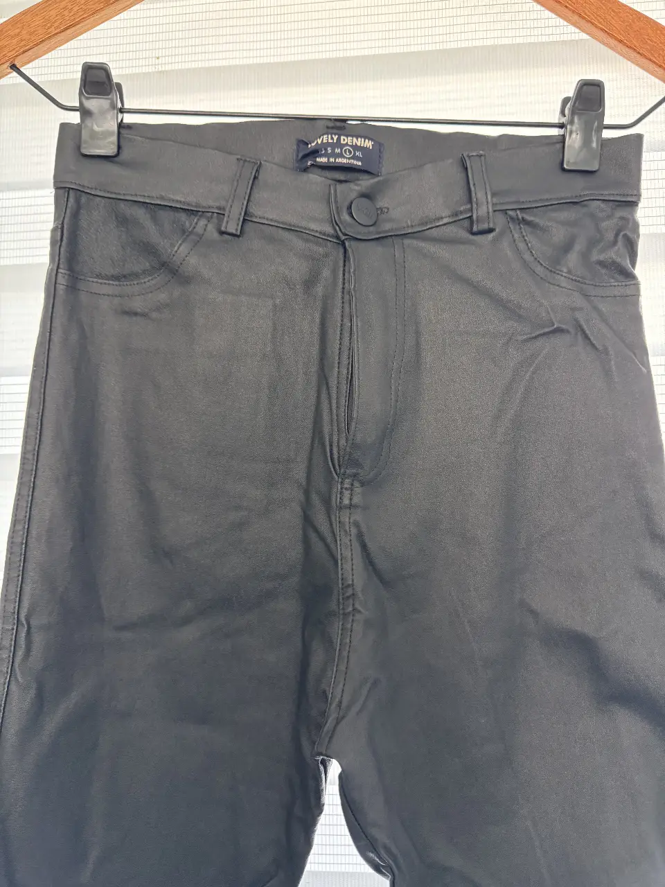 Pantalón de vestir negro, símil cuero, de la marca Lovely Denim. Talle L. Ideal para un look elegante y moderno.