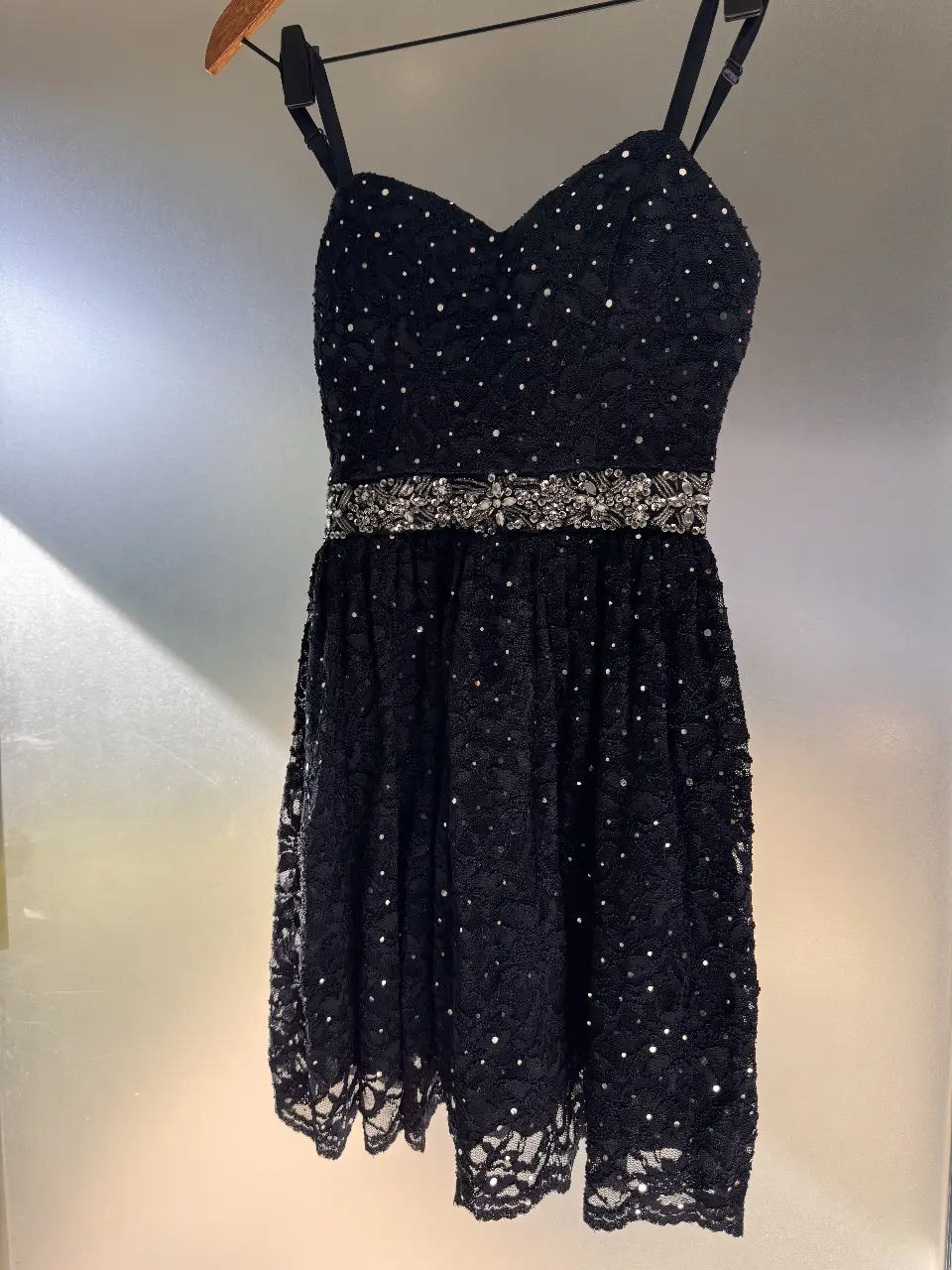 Vestido niñas azul de fiesta, corto, con encaje y lentejuelas. Tiene un cinturón con detalles brillantes y tirantes finos ajustables. Ideal para eventos especiales. 12/14 años