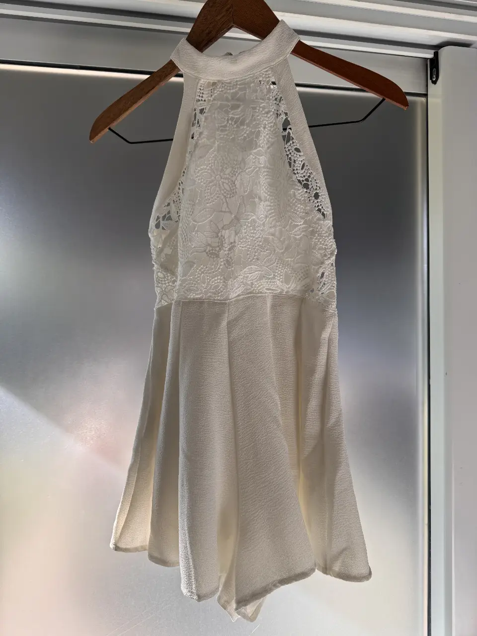 Vestido mini short blanco adolescentes con espalda de encaje y cuello alto. Ideal para una salida o evento especial. Diseño elegante y femenino.