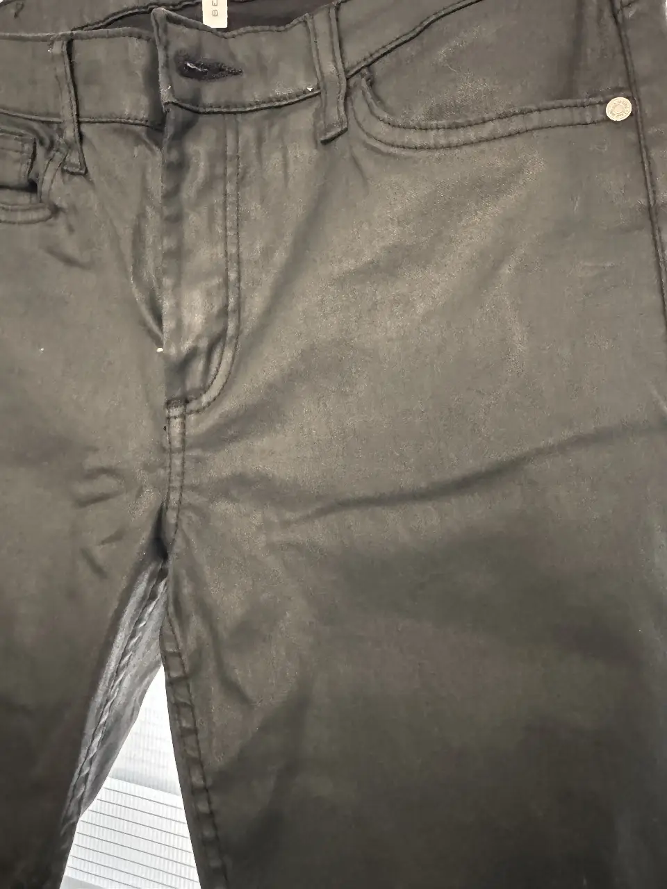 Jeans chupín negro engomado elastizado de Mango, talle 36. Tiro medio, ideal para un look casual y moderno.
