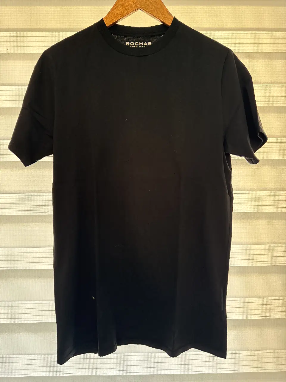 Remera negra de hombre de la marca Rochas, de algodón Pima, con cuello redondo. Diseño parisino, fabricada en Perú. Talle S.