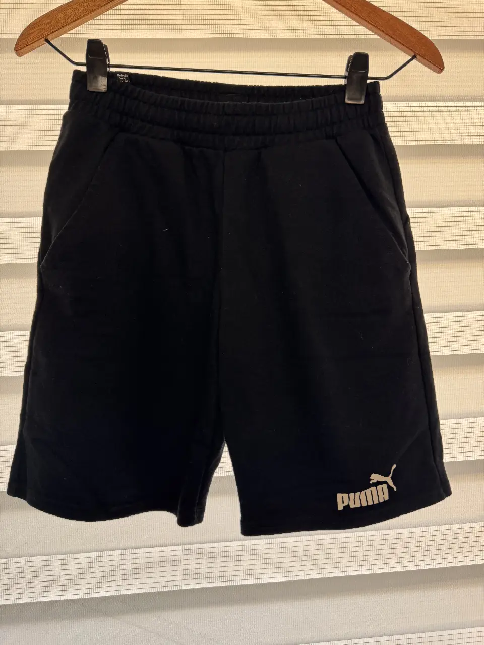 Short deportivo de hombre, color negro, con logo de Puma en la pierna. Ideal para actividades físicas o uso casual.