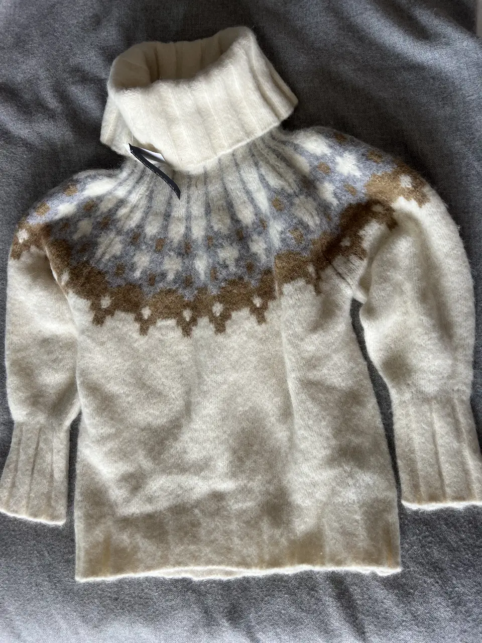 Sweater de cuello alto de la marca Banana Republic, con diseño en tonos blanco, marrón y gris. Ideal para el invierno.