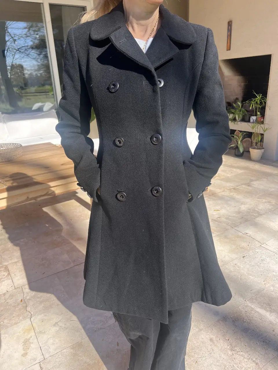 Sobretodo negro de paño, con corte entallado y botones. Ideal para un look elegante y abrigado en invierno.