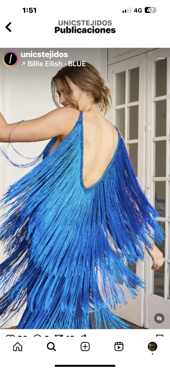 Vestido fiesta tipo charleston azul francia con flecos. Diseño único y llamativo, perfecto para destacar en cualquier evento.