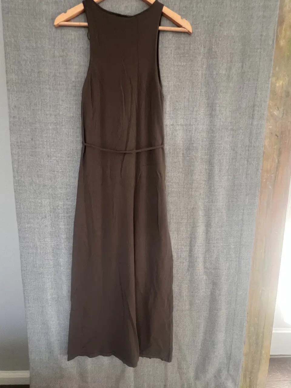 Vestido midi marrón con botones delanteros y cinturón. Ideal para un look casual y elegante.