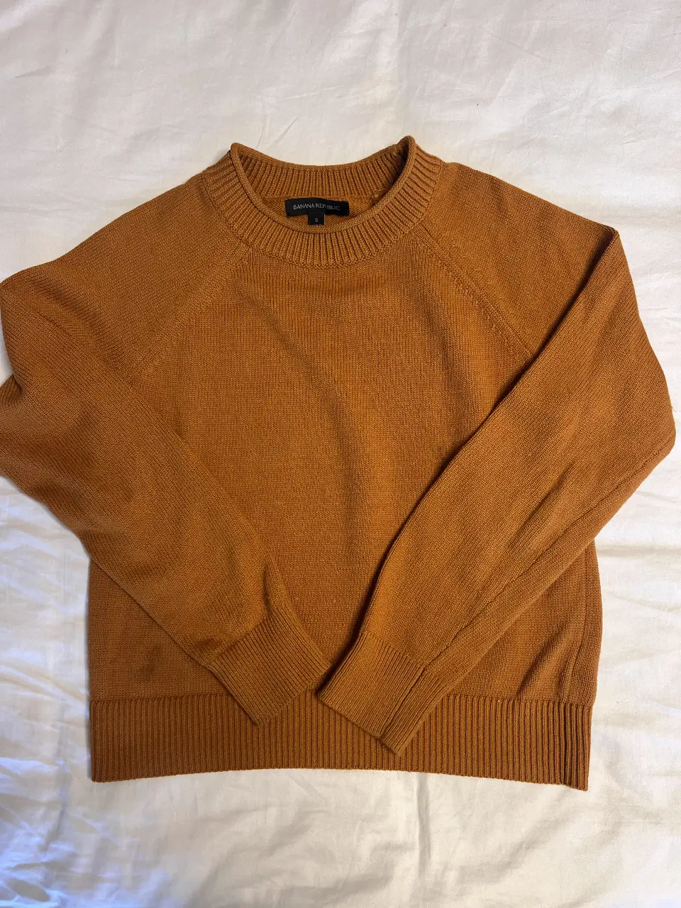 Sweater de cuello redondo color mostaza de la marca Banana Republic, ideal para un look casual y abrigado. Perfecto para el invierno.