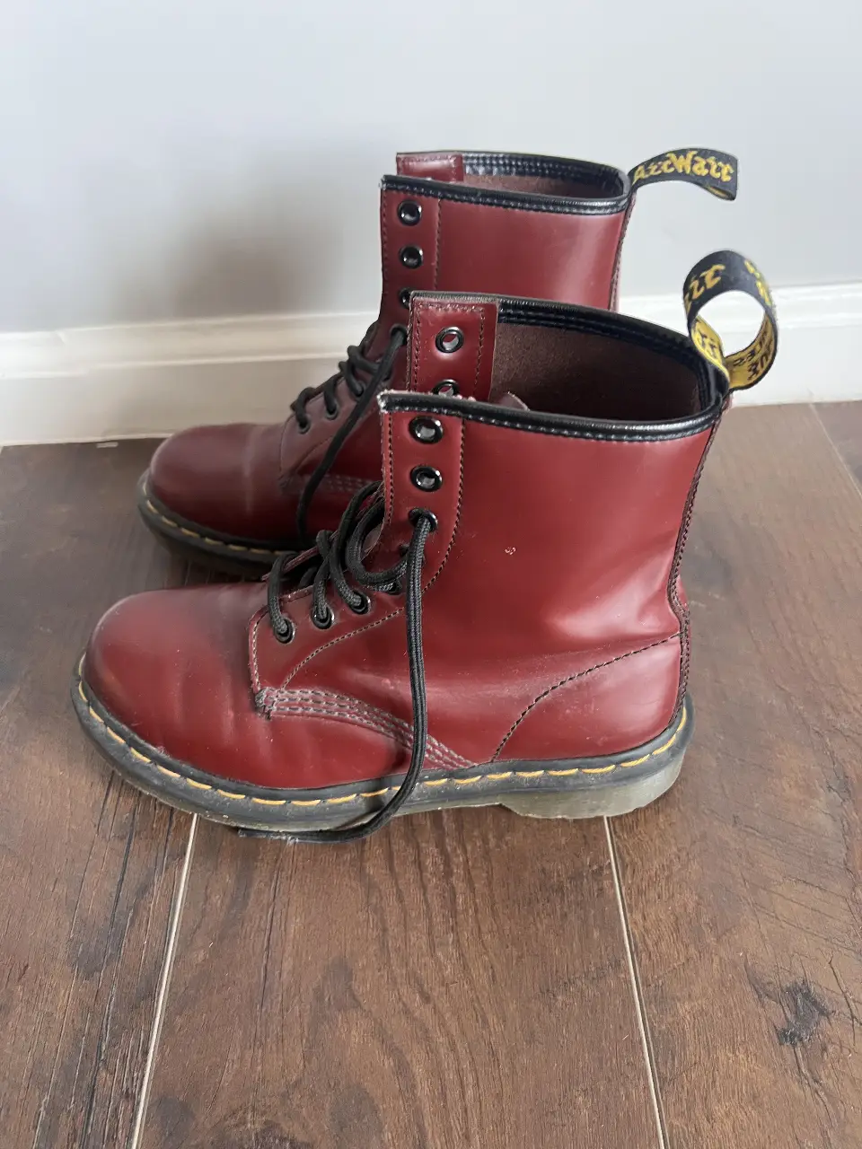 Borcegos Dr. Martens rojos, clásicos de cuero, con cordones negros y suela amarilla. Talle 37 EU.