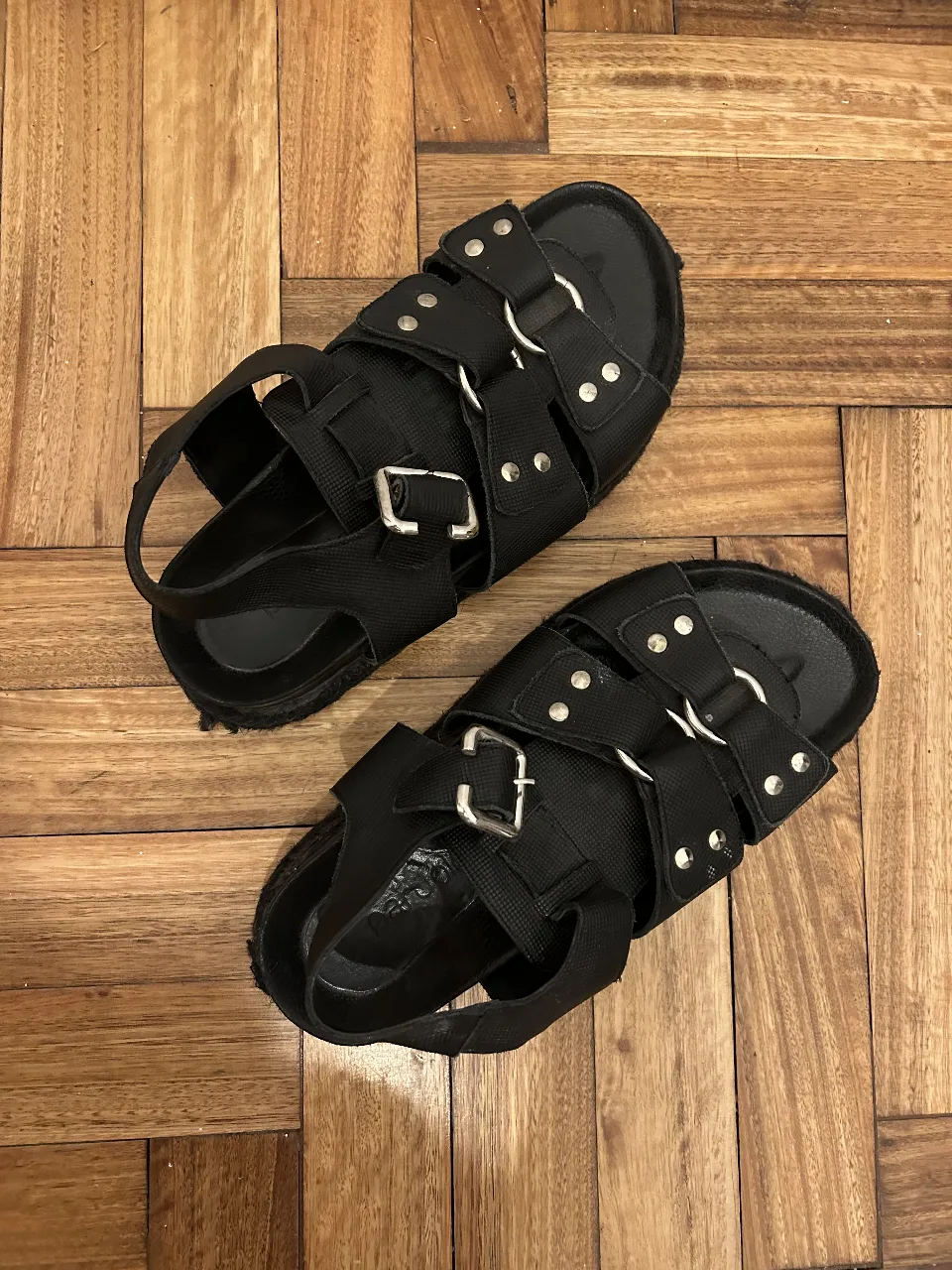 Sandalias negras, con hebillas y detalles metálicos. Ideales para un look casual y moderno.