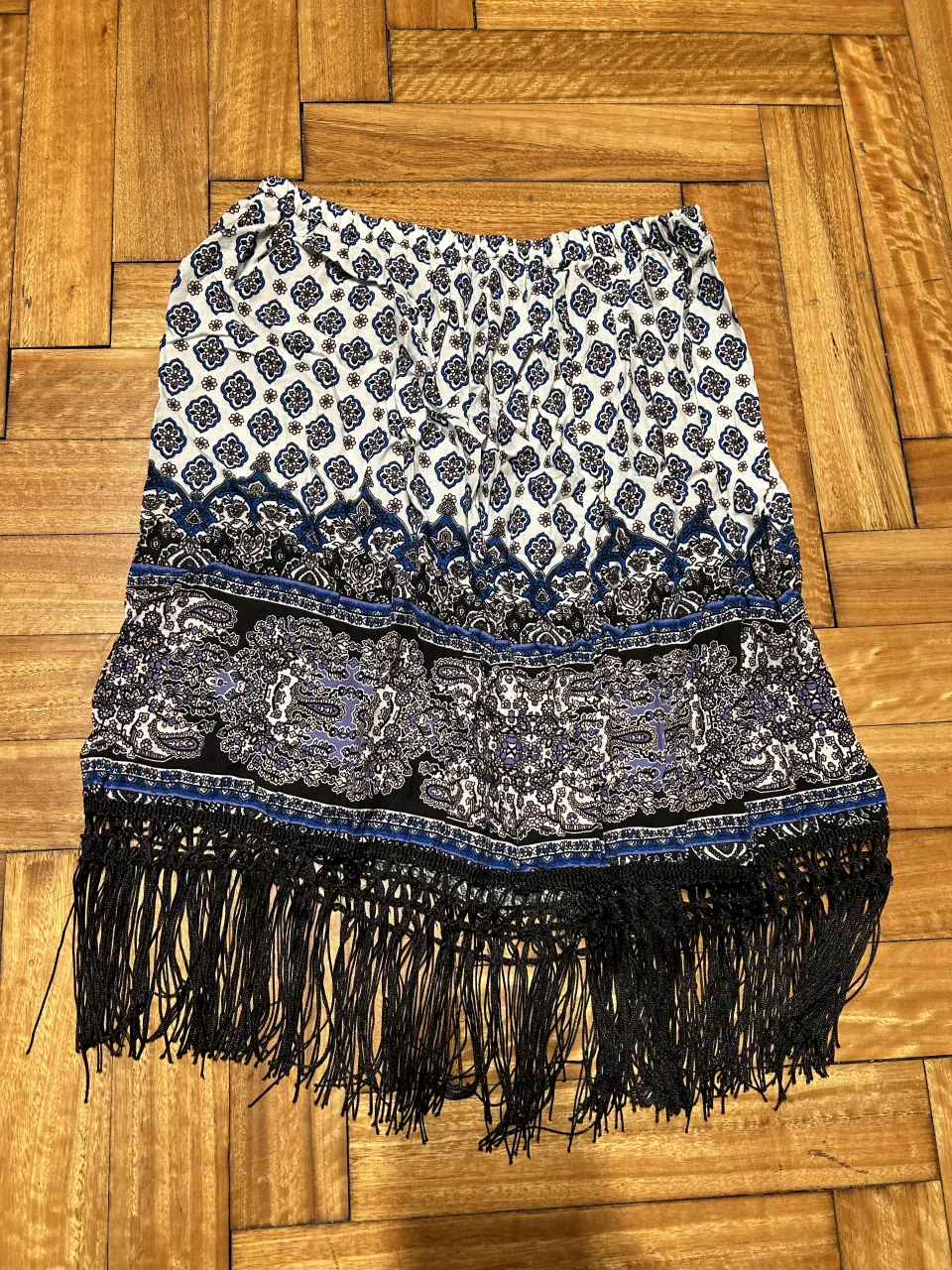 pollera de tela con estampado bohemio y flecos. Cintura elastizada para mayor comodidad. Ideales para un look relajado y con onda.