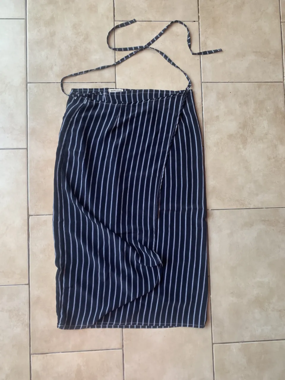 Pollera larga rayada, con tajo y lazo para atar. Ideal para un look canchero y fresco.