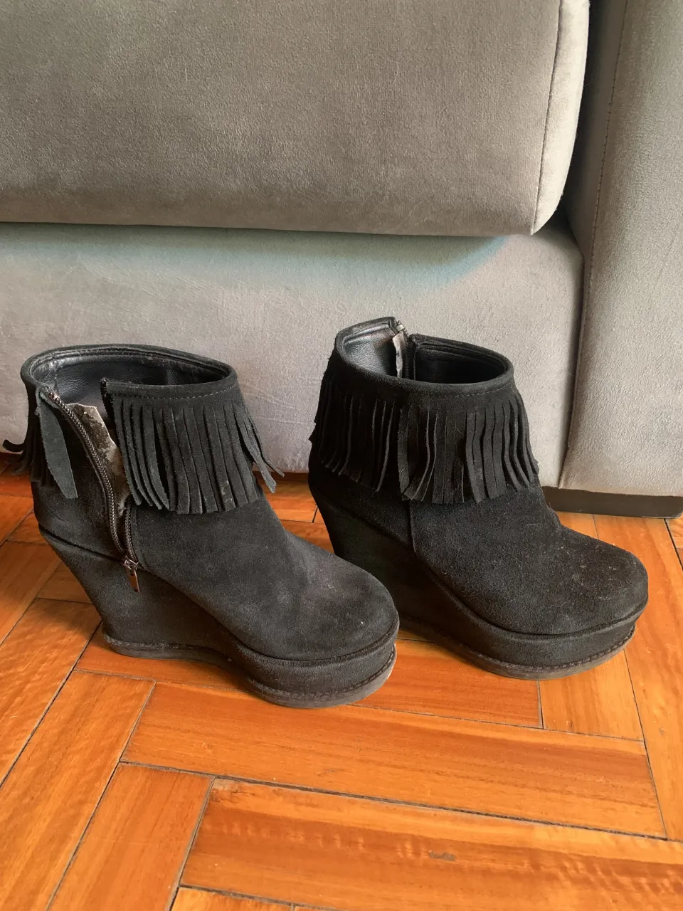 Botitas de gamuza negras con flecos y plataforma. Tienen cierre lateral y un diseño súper canchero, ideal para darle un toque boho a tus looks.