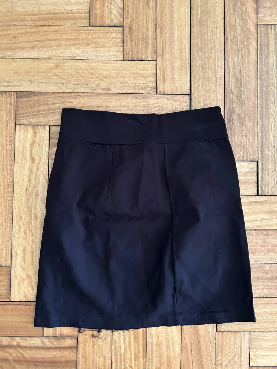 Pollera negra tiro alto, súper canchera y versátil. Ideal para armar looks de día o de noche. Combinala con lo que más te guste!