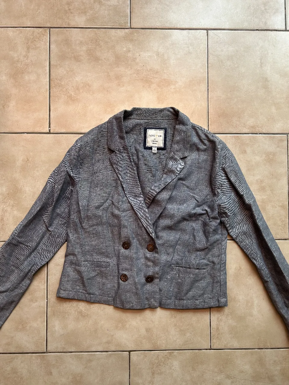 Blazer de algodón tipo denim  con dos botones y bolsillos. Ideal para un look casual o de trabajo.