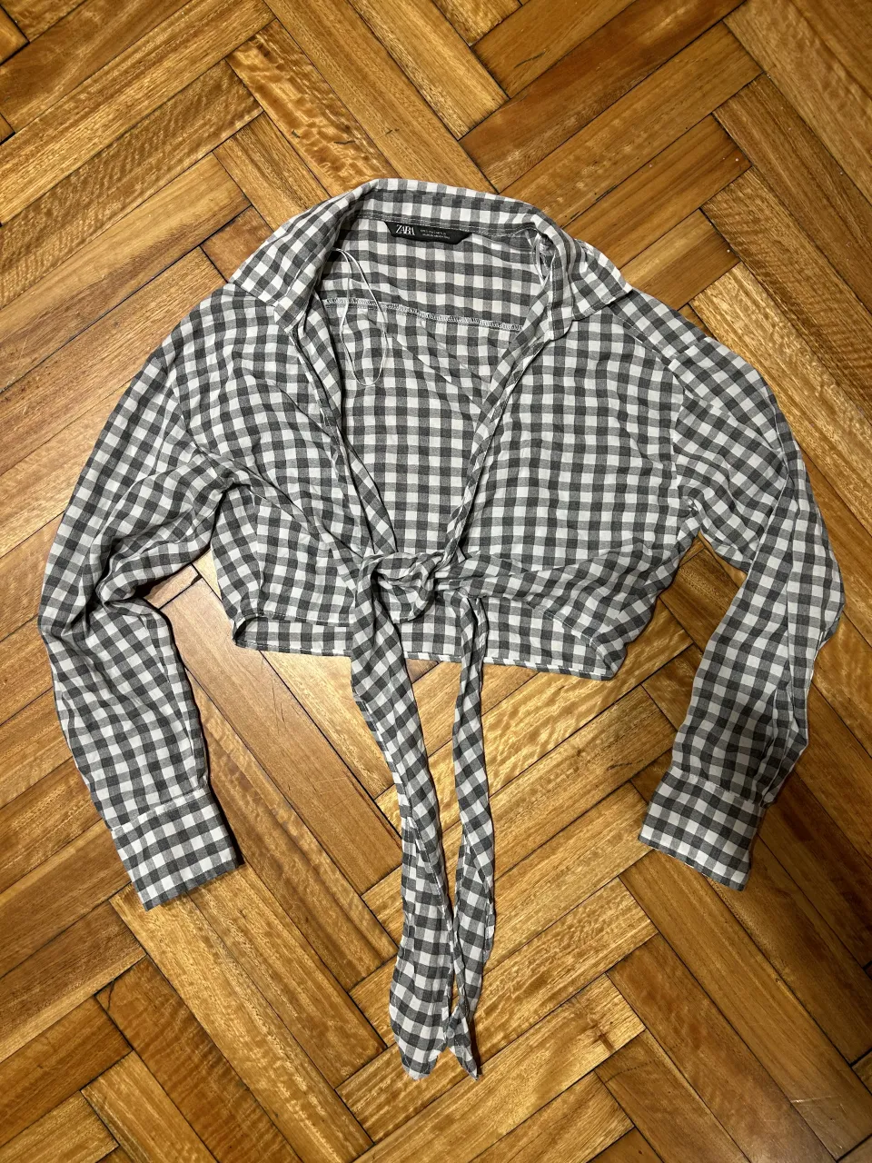 Camisa a cuadros escoceses, manga larga, con nudo delantero. Ideal para un look casual y canchero.