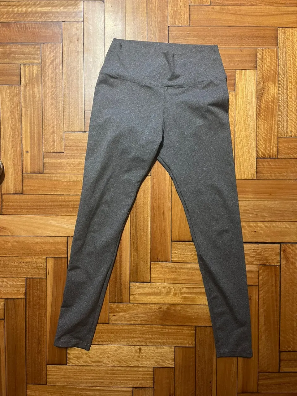 Calzas grises de tiro alto, ideales para entrenar o para un look súper cómodo. Su diseño moderno y su ajuste perfecto las convierten en un básico indispensable.