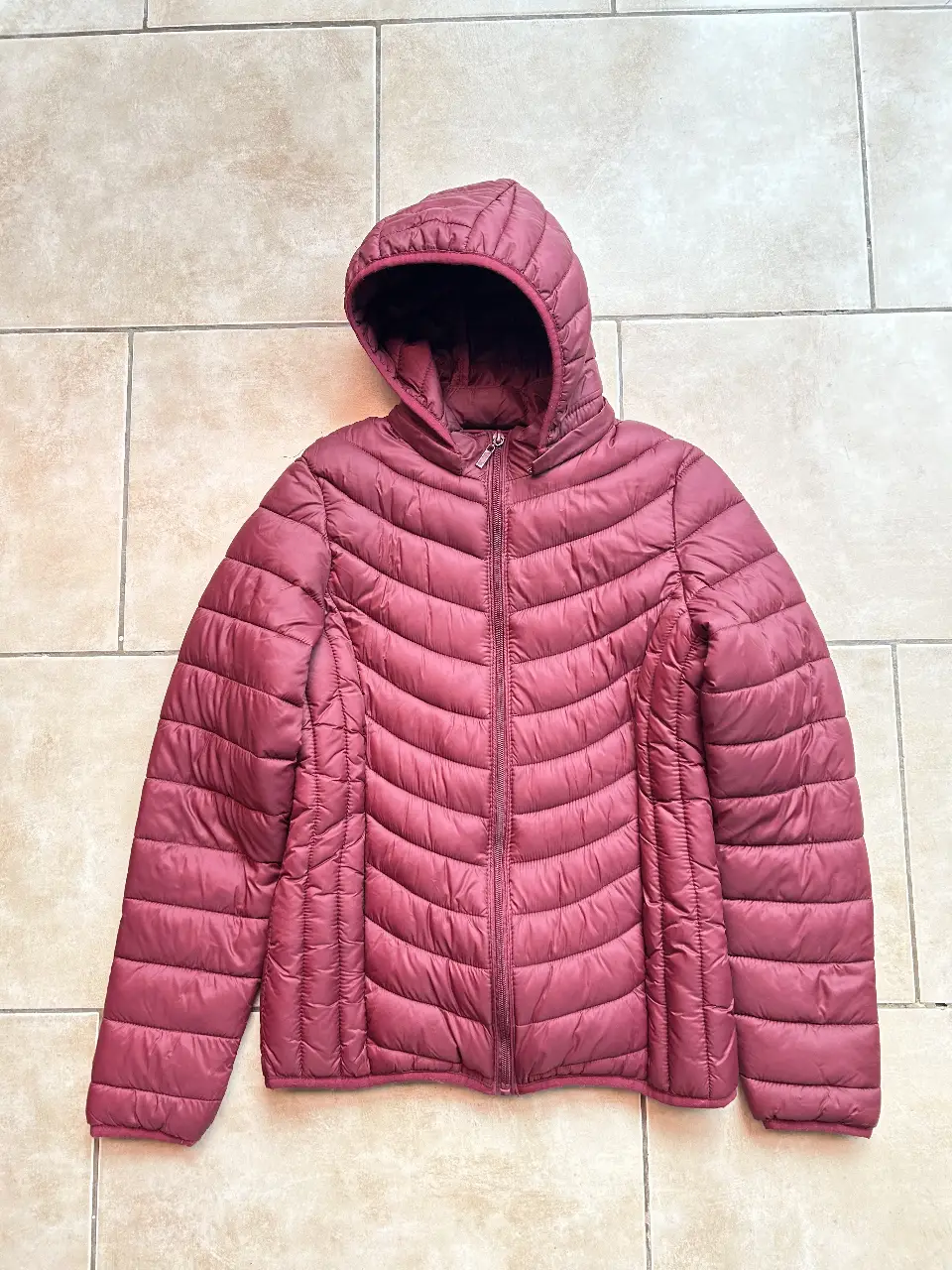 Campera de pluma acolchada, color borgoña, con capucha y cierre. Talle 16 niños, equivale a un S adultos 