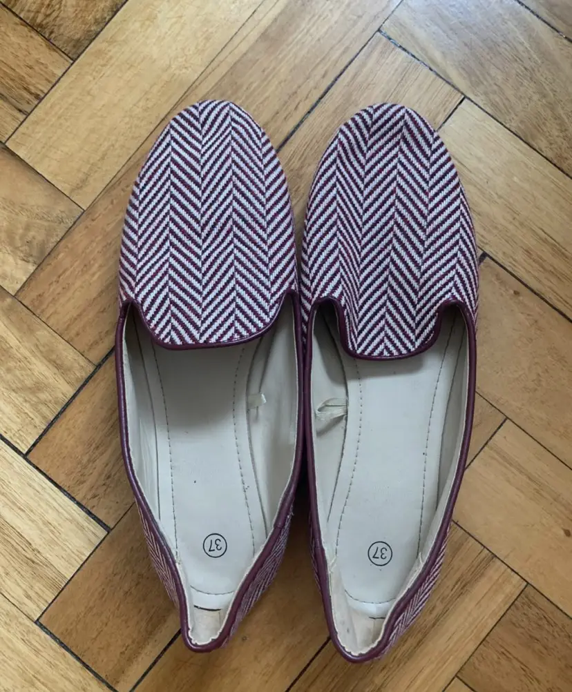Ballerinas de mujer con diseño de espiga en tonos borgoña y blanco. Talle 37/38 ideales para un look casual y cómodo.