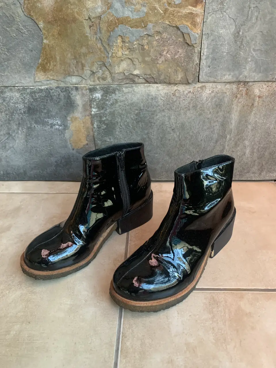 Botas negros de charol con cierre lateral y suela de goma. Marca MISHka poco uso excelente calidad 