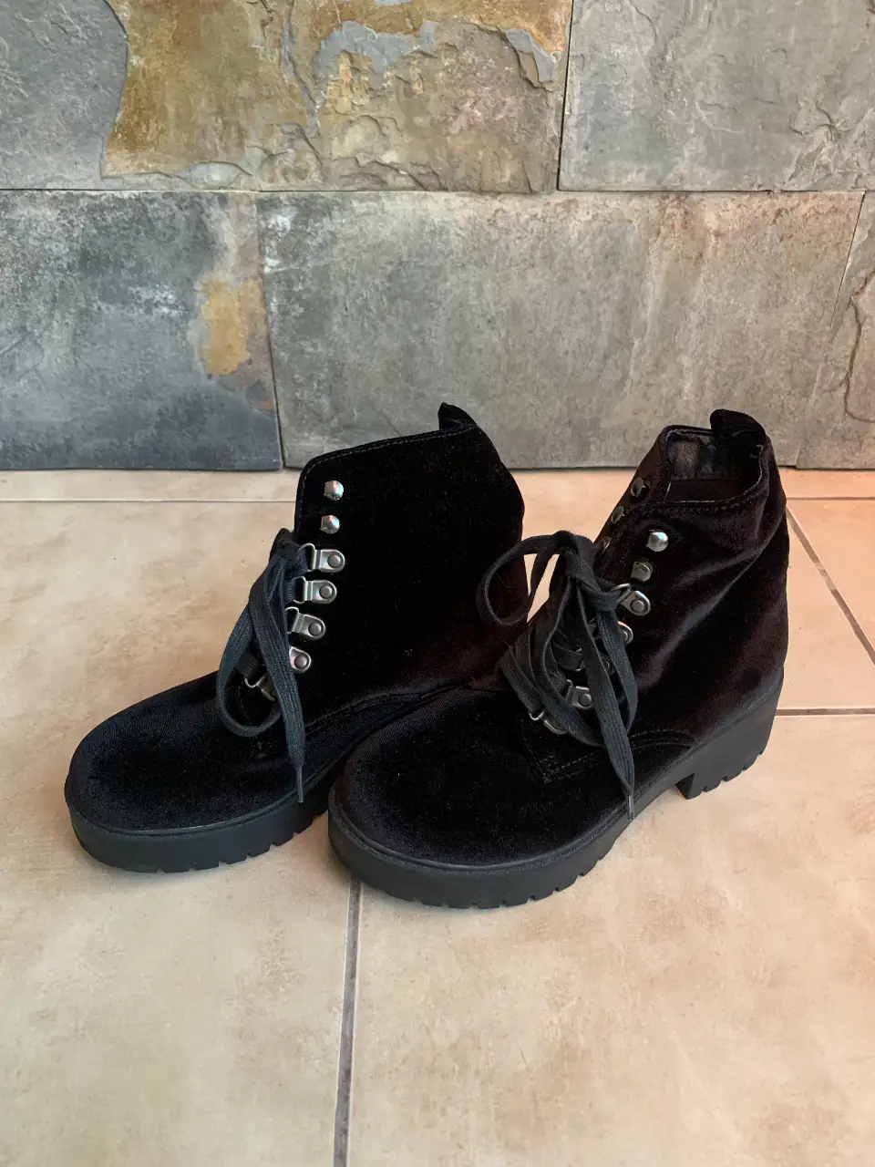 Botines negros de pana con cordones y suela de goma. Ideales para un look casual y moderno.