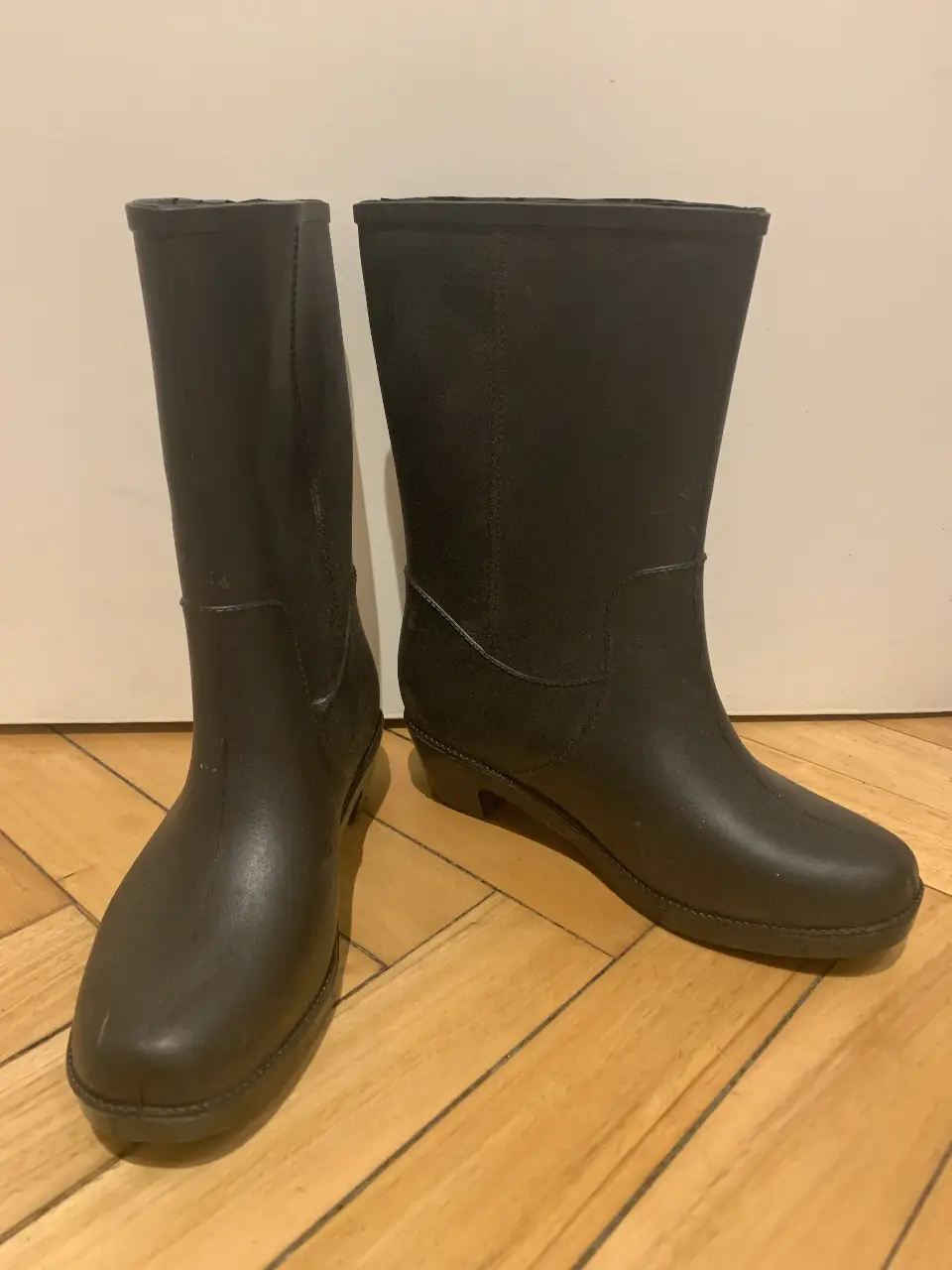 Botas de lluvia negras, ideales para días lluviosos. Diseño clásico y funcional, perfectas para proteger tus pies.