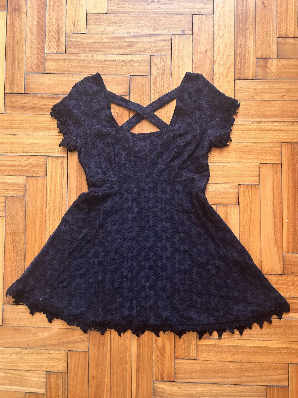 Vestido mini negro de encaje con espalda cruzada. Ideal para una salida o fiesta.