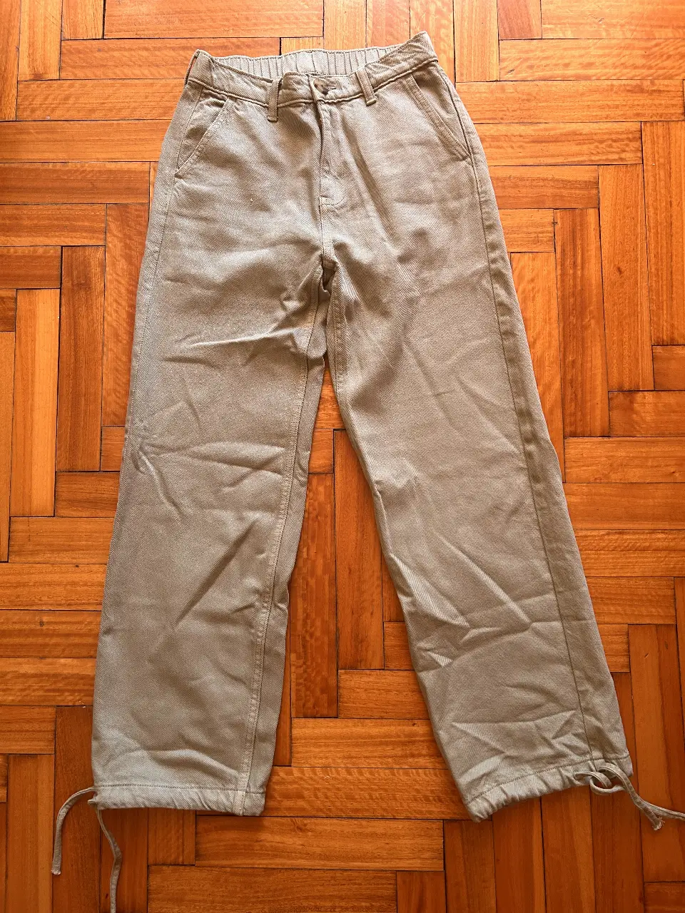 Pantalón suelto de mujer, color khaki. Marca Zara. Talle XS. Con cintura elastizada y cordones ajustables en los tobillos. Ideal para un look casual y cómodo.