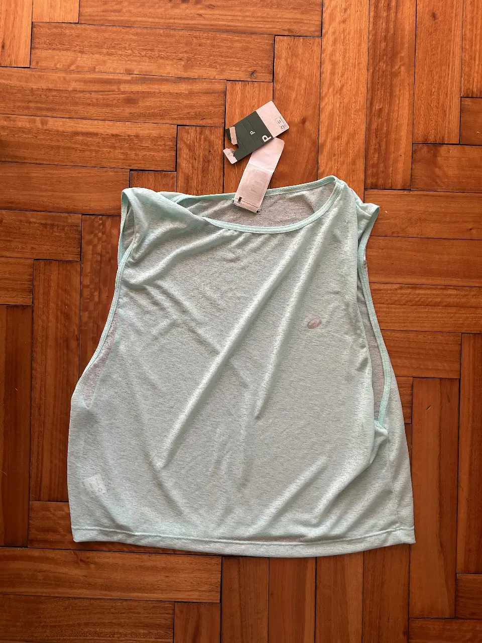 Musculosa deportiva celeste, ideal para entrenamientos. Confeccionada en tejido ligero y transpirable, perfecta para actividades físicas.