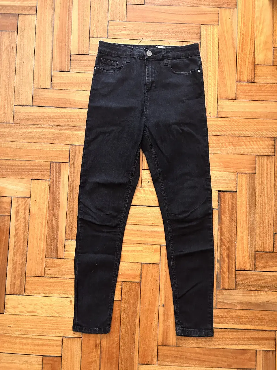 Jeans de mujer negros, tiro alto, de la marca Ginebra. Talle 28. Un clásico para cualquier ocasión.