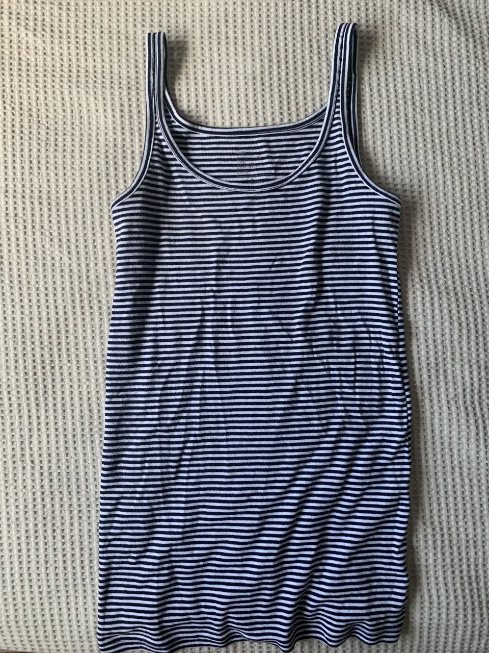 Musculosa de mujer a rayas azul y blanca, ideal para el verano. De la marca Gap, talle S. Perfecta para un look casual y fresco.