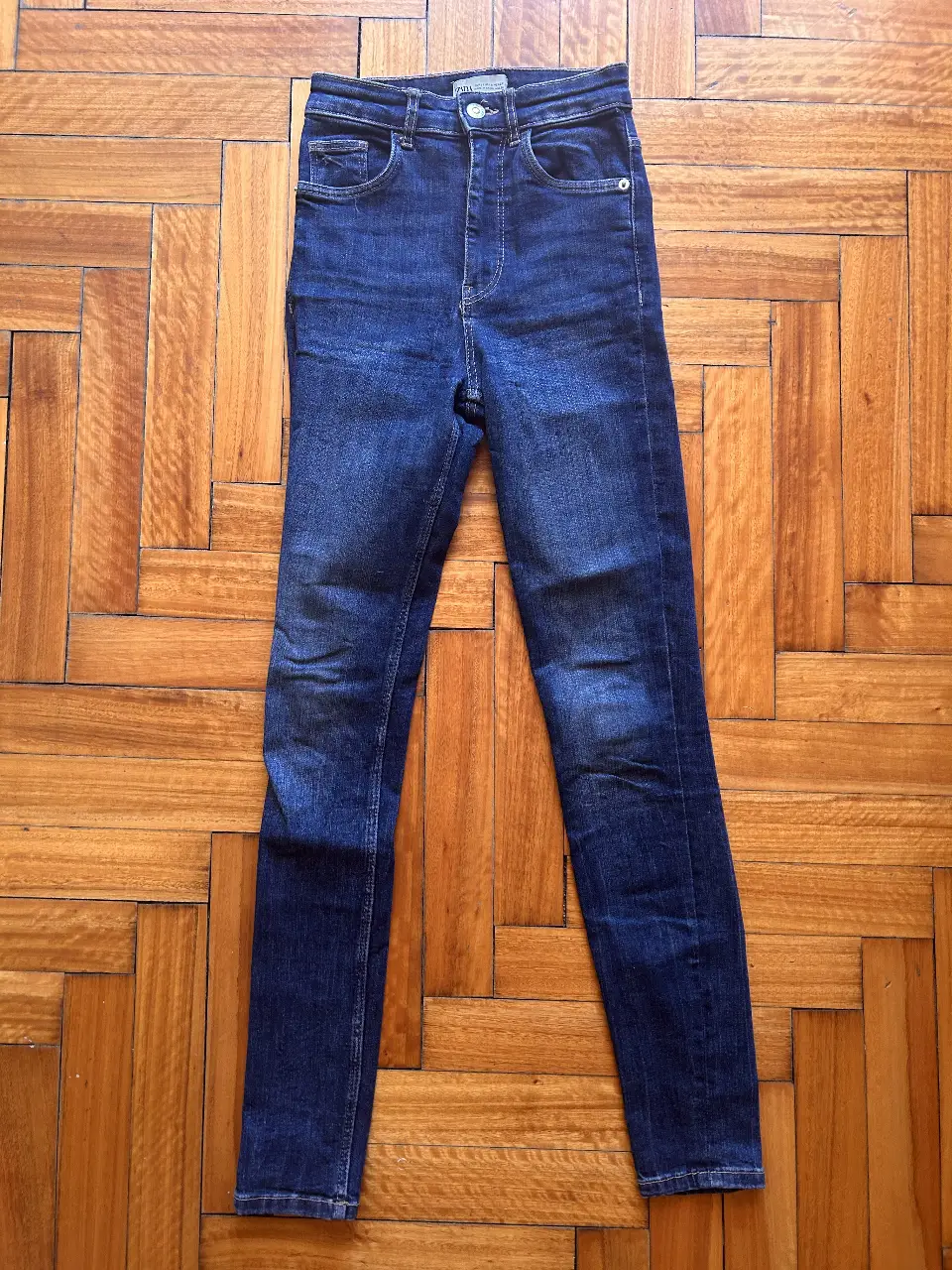 Jeans de mujer tiro alto, color azul oscuro, de la marca Zara. Talle 32 EUR, con un diseño clásico y versátil, ideal para cualquier ocasión. tiro alto elastizado