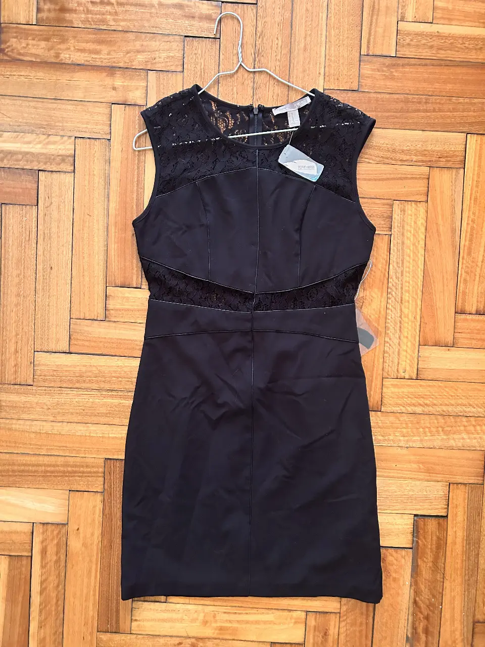 Vestido negro Forever 21 Contemporary, con detalles de encaje en la parte superior y cintura. Ideal para una salida o evento formal.