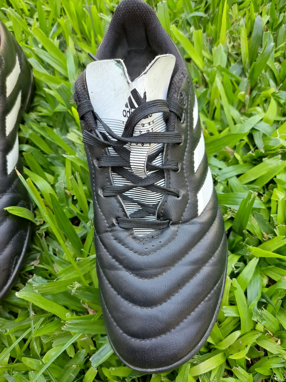 Botines de fútbol negros con tiras blancas, talle 38, pero son un 37, poco uso, en buen estado. Son Adidas originales. 