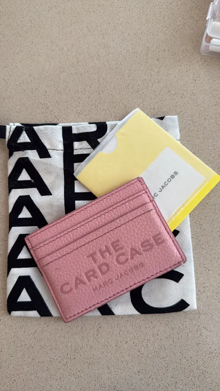 Cartera tarjetero de cuero rosa de la marca Marc Jacobs. Ideal para llevar tus tarjetas y documentos de forma segura y con estilo. Perfecto para el uso diario.