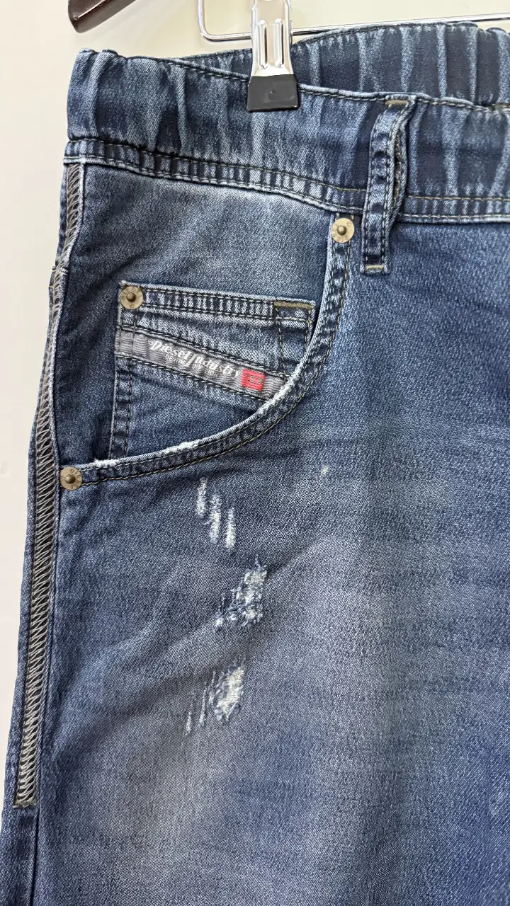 Jeans de hombre Diesel, tiro medio, con roturas y detalles desgastados. Diseño moderno y cómodo para un look casual.